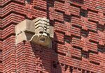 Beeldhouwwerk (Zuid-Hollandlaan): een van de koppen/maskers.
<br/>
Marcel Westhoff, juni 2018